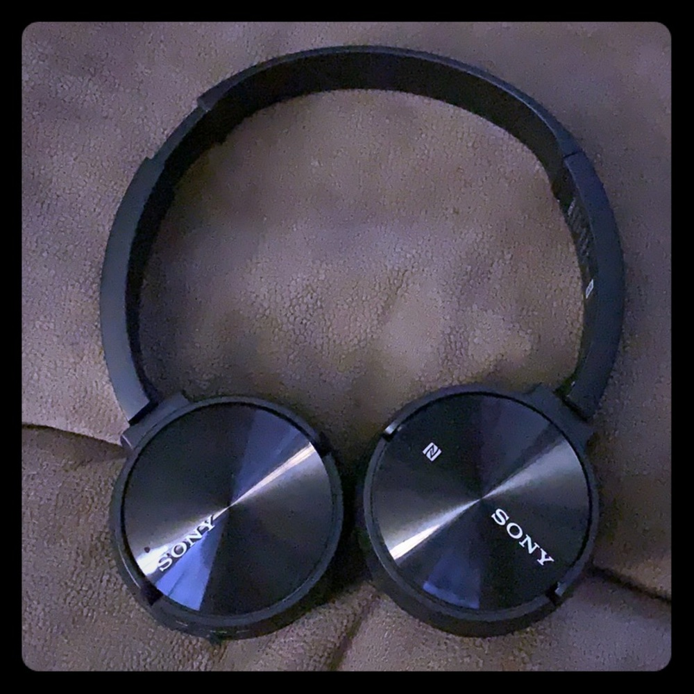 Sony wireless headphones.Sony MDR-ZX330BT